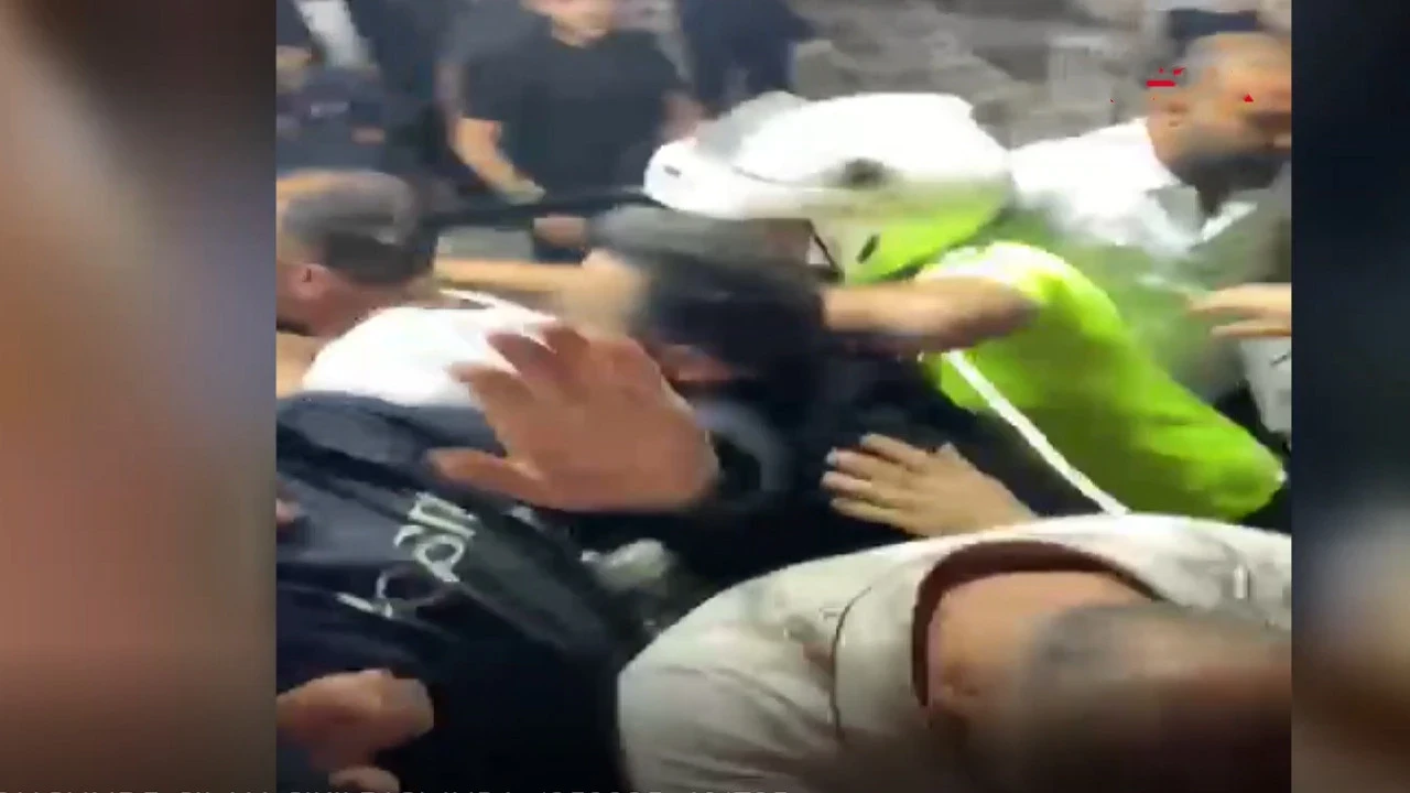 Maganda düğün salonunu savaş alanına çevirdi: Silahları vermemek için polise direndiler: 12 kişi yaralandı