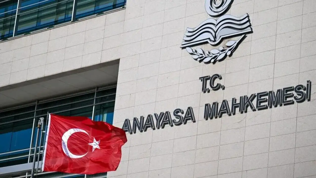 AYM'den noter katiplerinin disiplin cezalarına iptal kararı