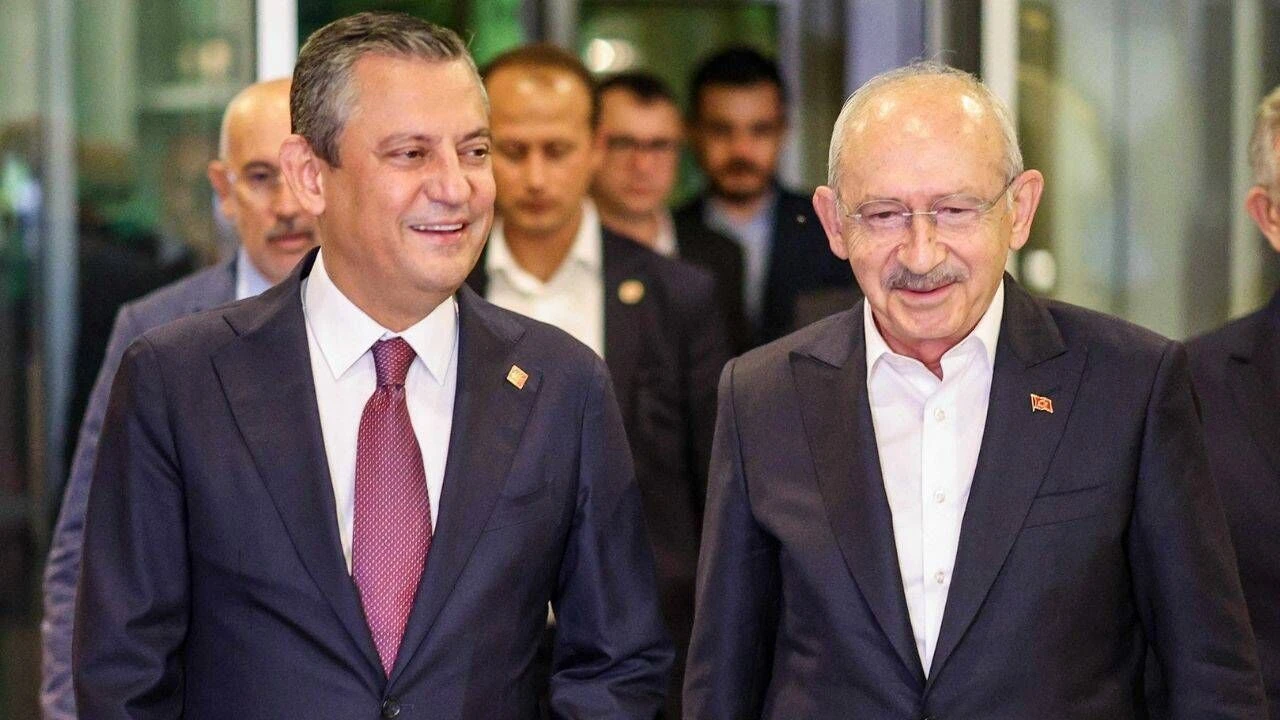 CHP'de tarihi gün yarın: Özgür Özel ekibi topladığı bin imzayı genel merkeze teslim ediyor