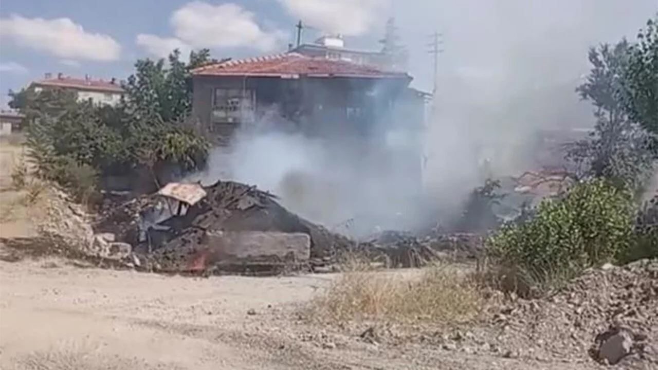 Otları temizlemek için yaktığı ateşle evini yaktı