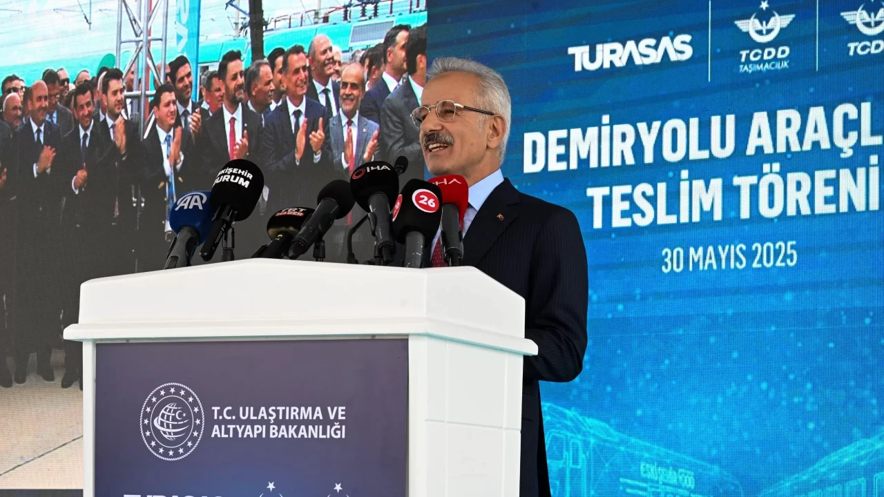 Bakan Uraloğlu duyurdu! Yerli lokomotif DE 10000 Tanzanya'ya ihraç edilecek