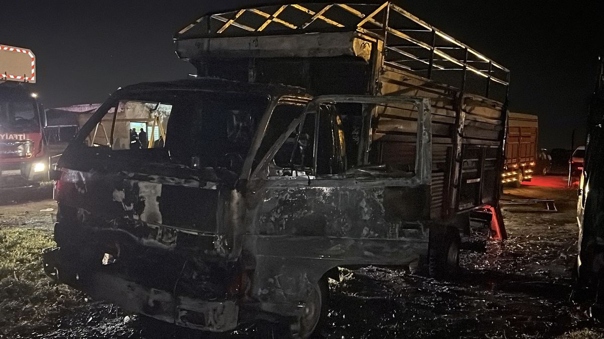 Kayseri'de kundaklandığı iddia edilen 2 kamyon yandı