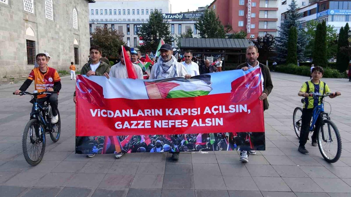 Erzurum'da sağlıkçılar 137'inci kez Gazze için yürüdü