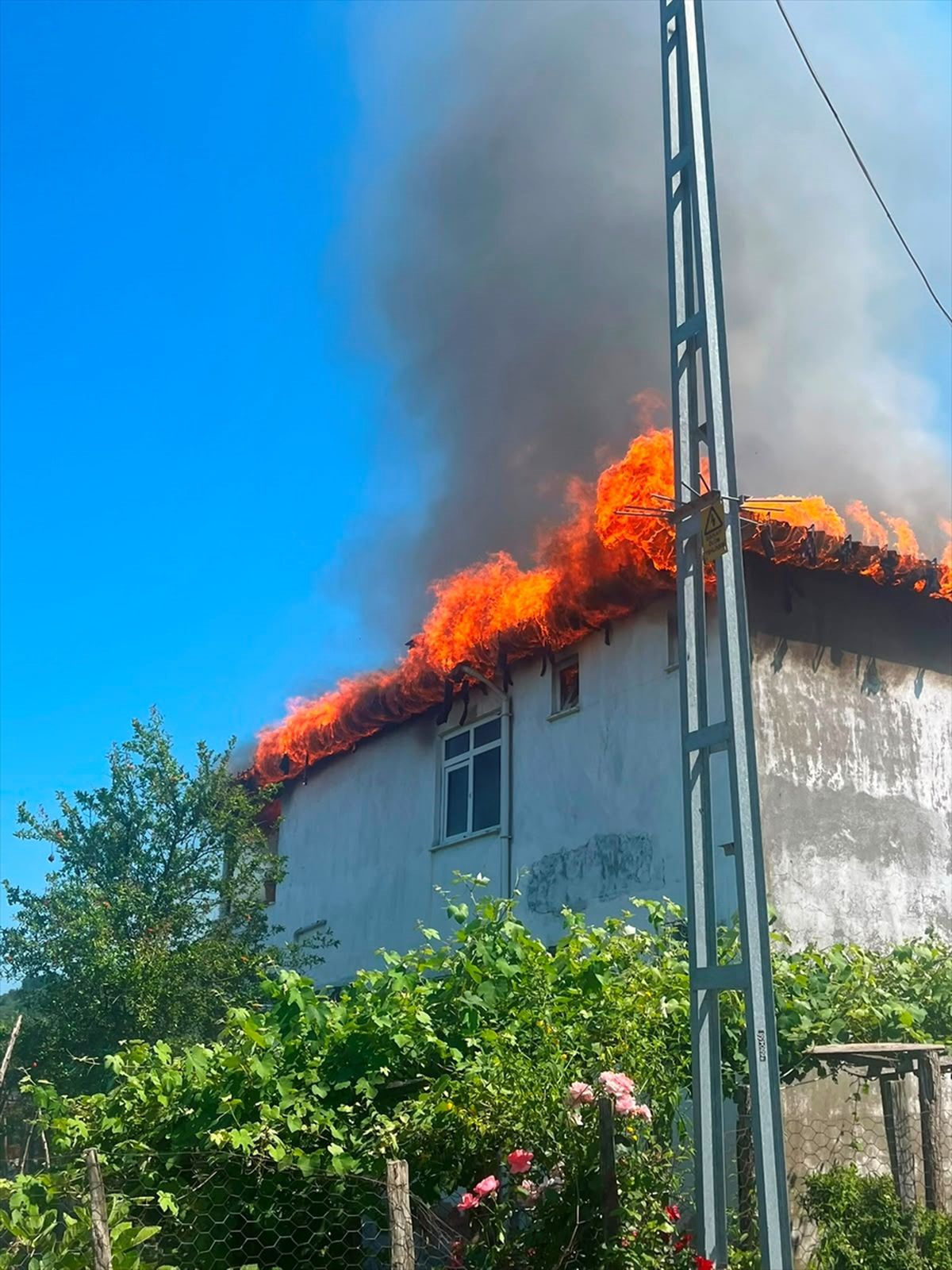 Samsun'da ot yakarken alevlerin sıçradığı evde hasar oluştu