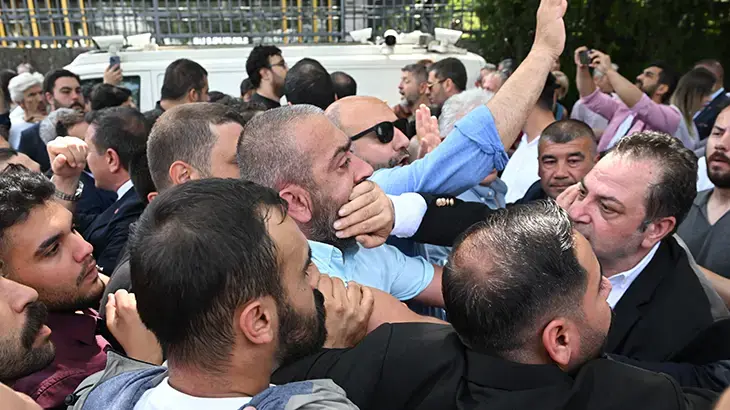 TBMM önünde CHP'liler arasında arbede