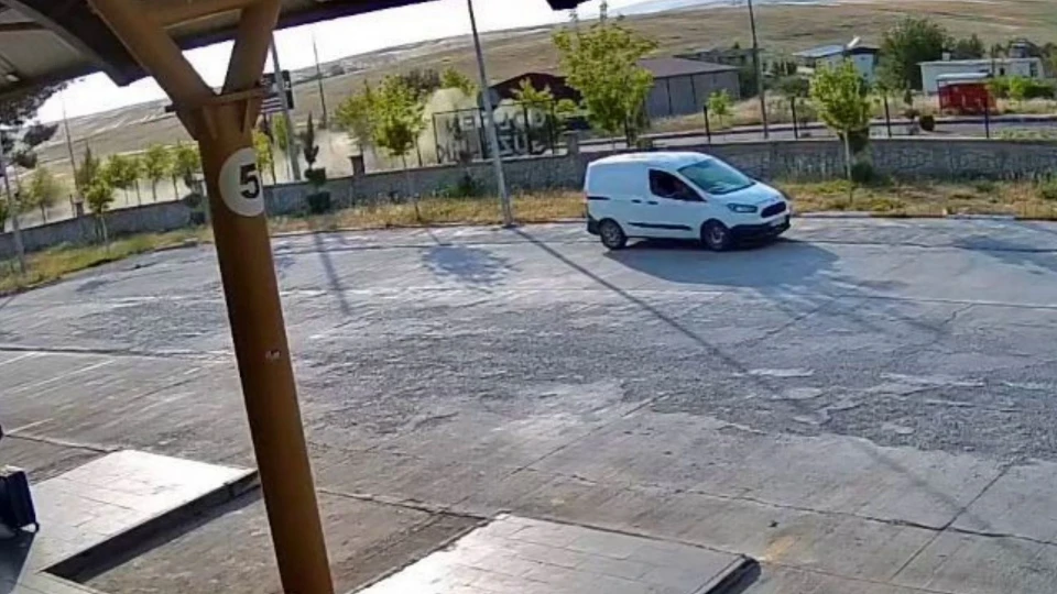 Diyarbakır'da kontrolden çıkan araç refüje çarpıp takla attı