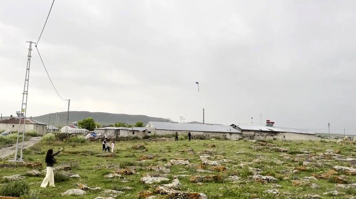 Kars'ta köy çocuklarının uçurtma sevinci