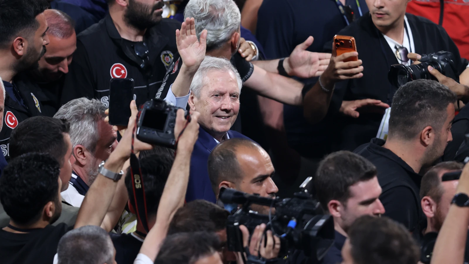 Başkan seçilen Aziz Yıldırım: Gerekli takviyeleri 15 gün içinde yapacağız