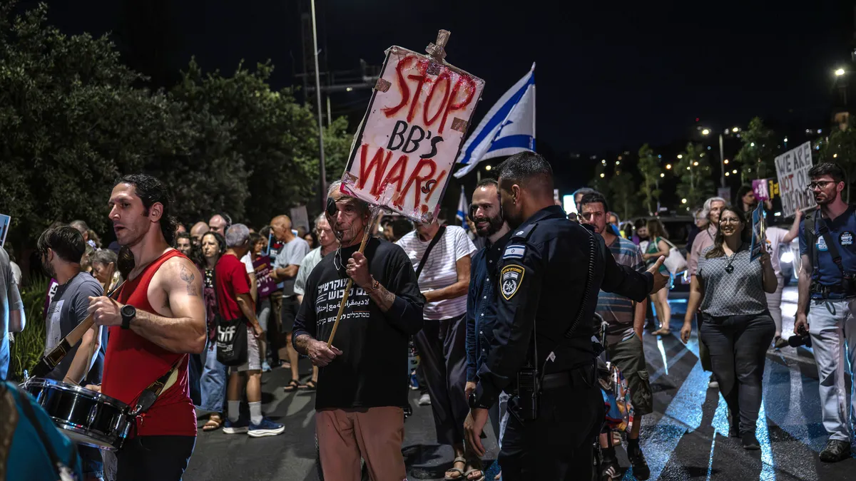 Kendi ülkesinde protestoların hedefinde! Katil Netanyahu'ya 'hesap ver' protestosu