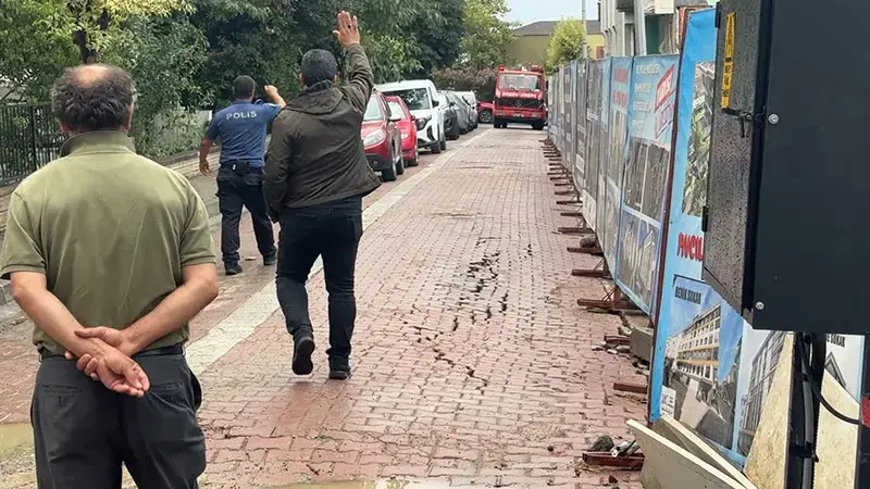 Avcılar’da yağışla birlikte yolda kayma oluştu; sokak trafiğe kapatıldı
