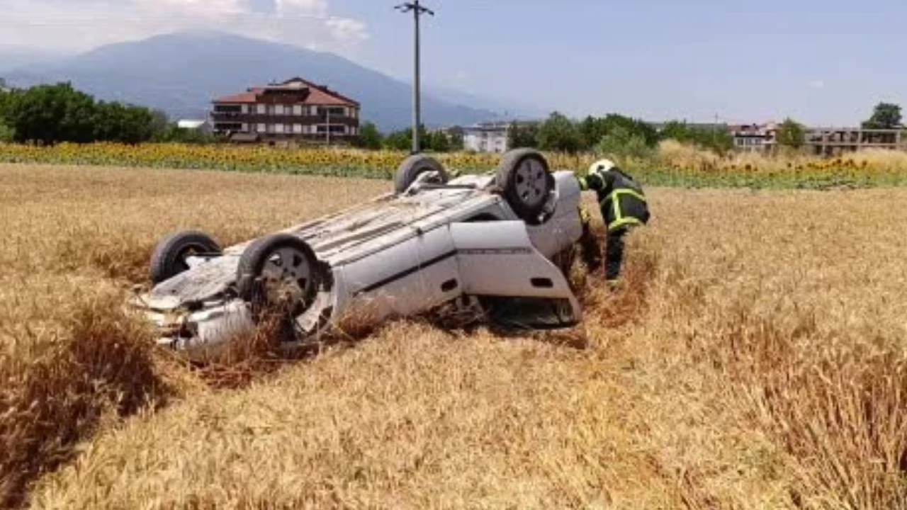 Taklalar atan otomobil tarlaya uçtu