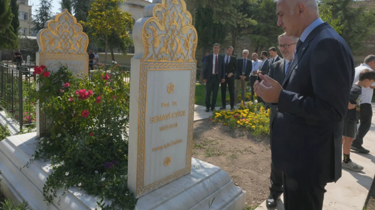 Fatih Külliyesi'nde medeniyet mirasına vefa: Bakan Ersoy'dan anlamlı ziyaret!