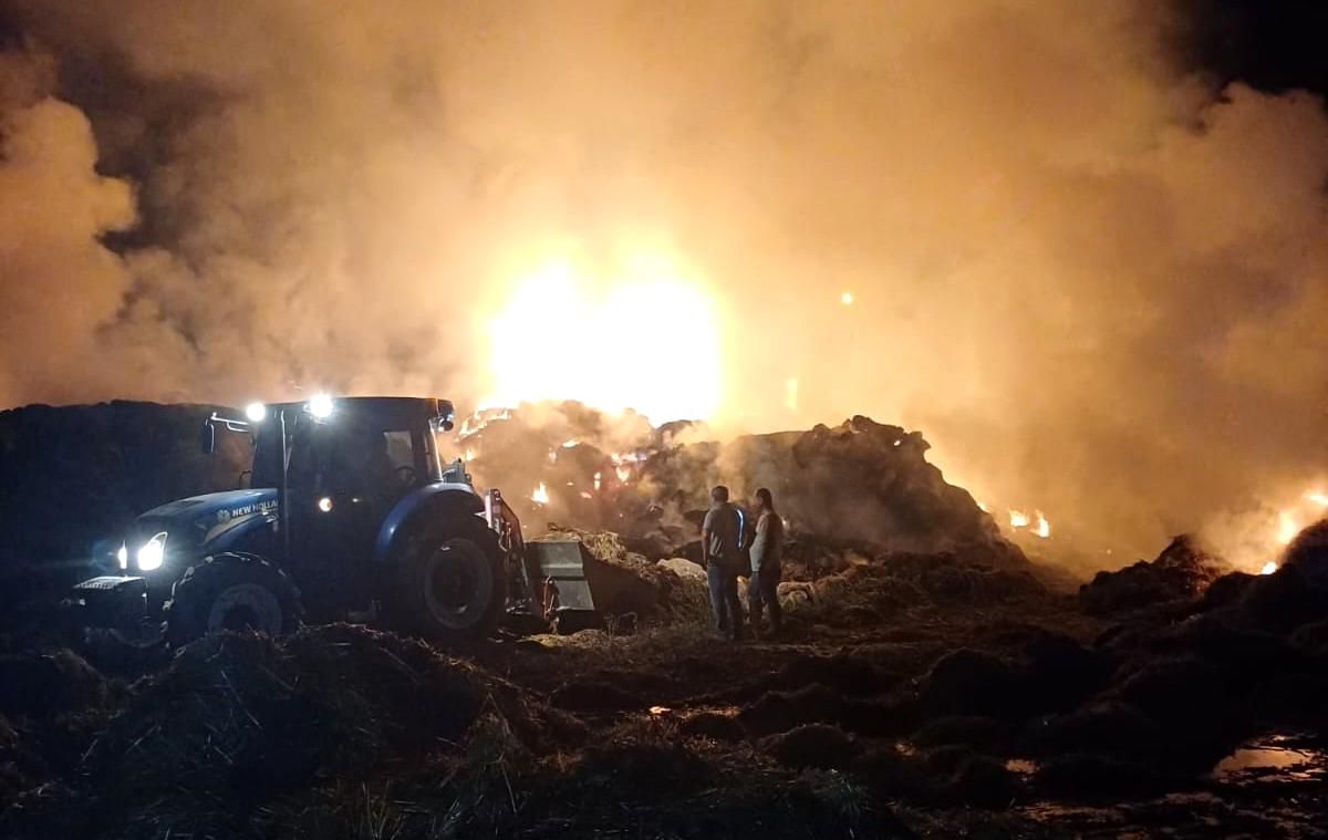 Saman balyaları alev topuna döndü