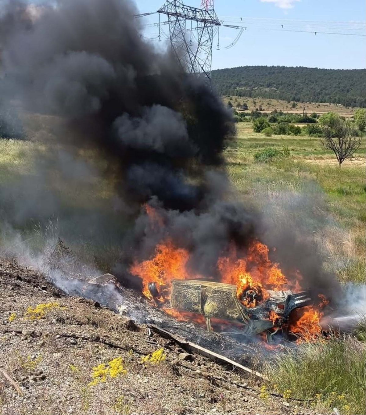 Takla atıp ters dönerek alev alan otomobildeki 5 kişi yaralandı