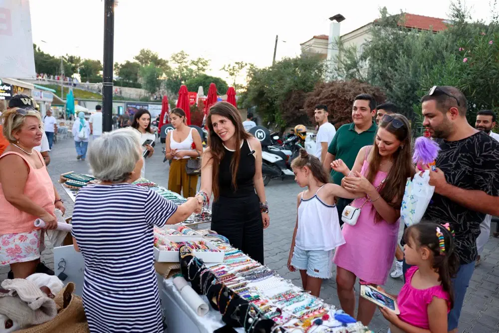 Çeşme’de kadın emeği gece pazarlarında hayat buluyor
