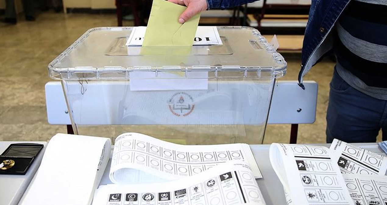 Üç şehirde oy verme işlemi başladı: 27 parti yarışıyor