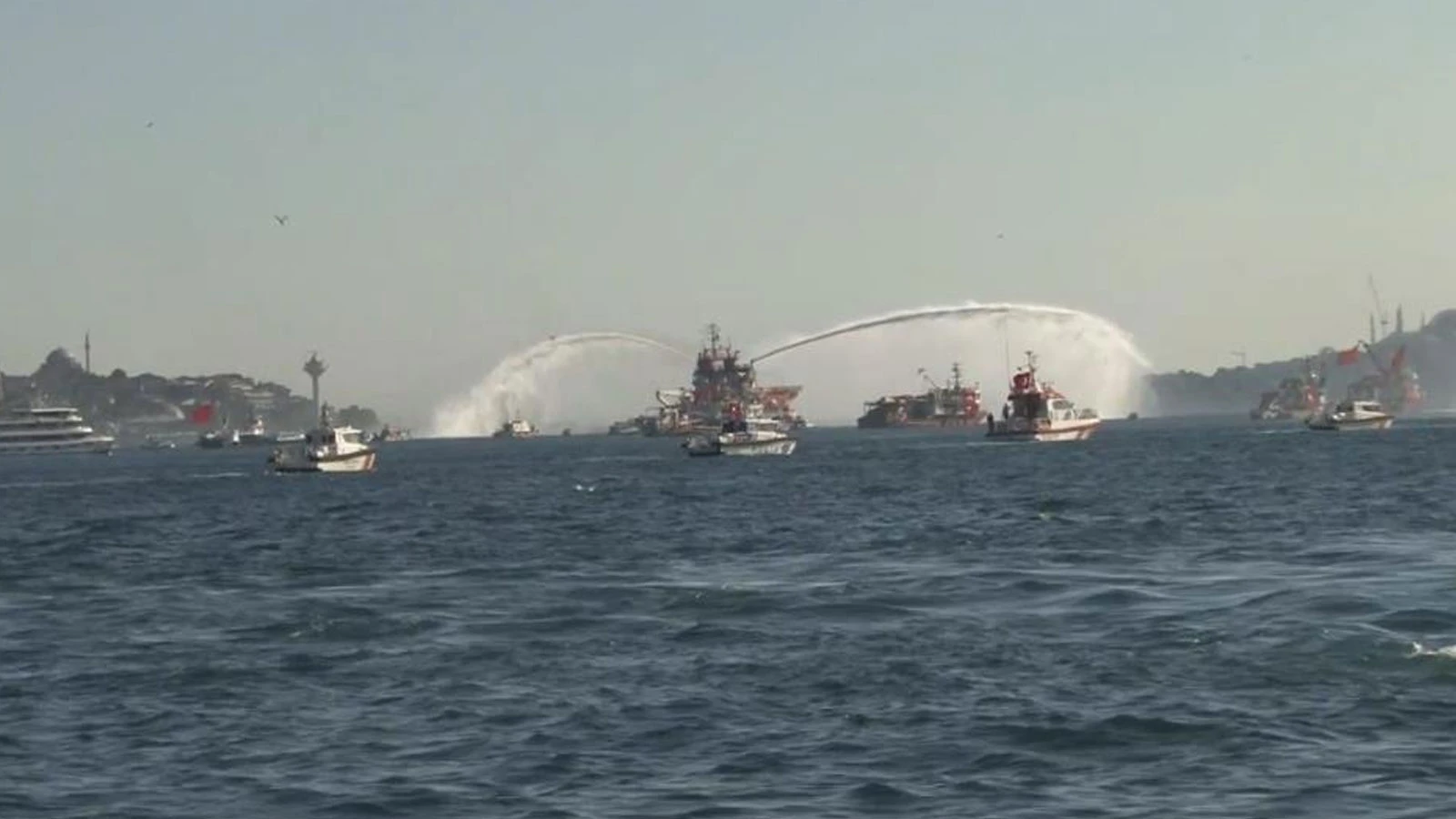 İstanbul Boğazı'nda 15 Temmuz şehitleri için tekne korteji oluşturuldu