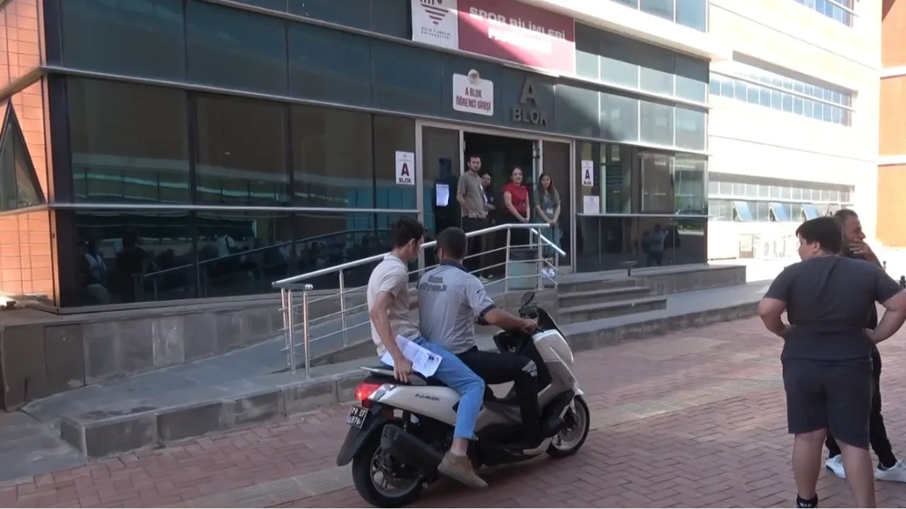 YKS'ye saniyeler kala yetişti! Güvenlik görevlisi motosikletiyle sınava ulaştırdı