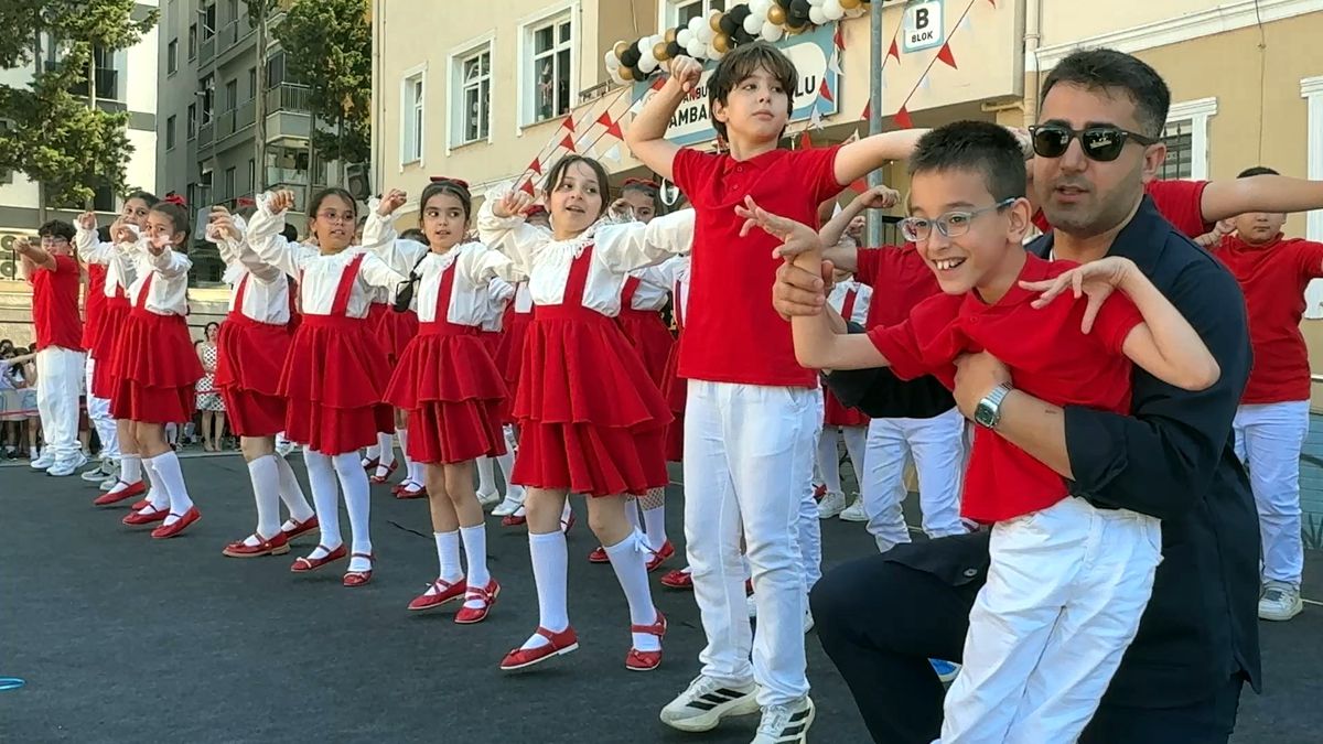Avcılar'da karne töreninde serebral palsili öğrenci öğretmeninin desteğiyle dans eden arkadaşlarına eşlik etti