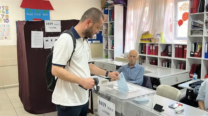 İstanbul'un 7 ilçesinde sandıklar kuruldu! Bazı mahallelerde ara seçim heyecanı