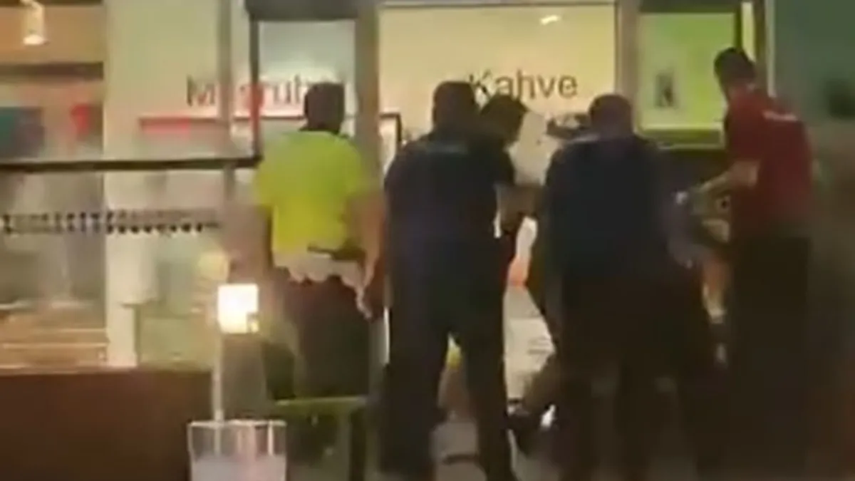 İzmir havalimanında panik! İki bıçakla polise saldırdı