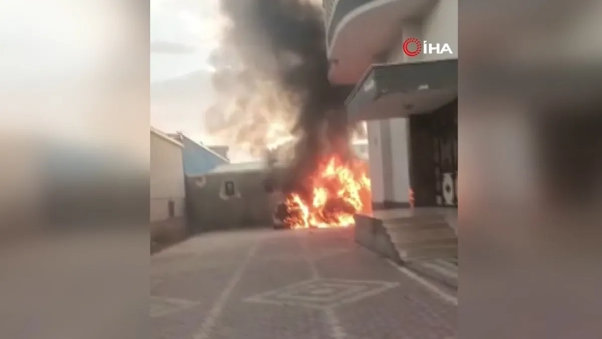 Batman’da park halindeki 3 otomobil alev topuna döndü
