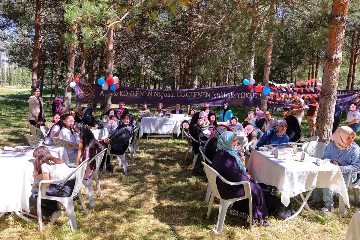 Bayburt'ta Koruyucu aileler ve çocuklar piknikte buluştu