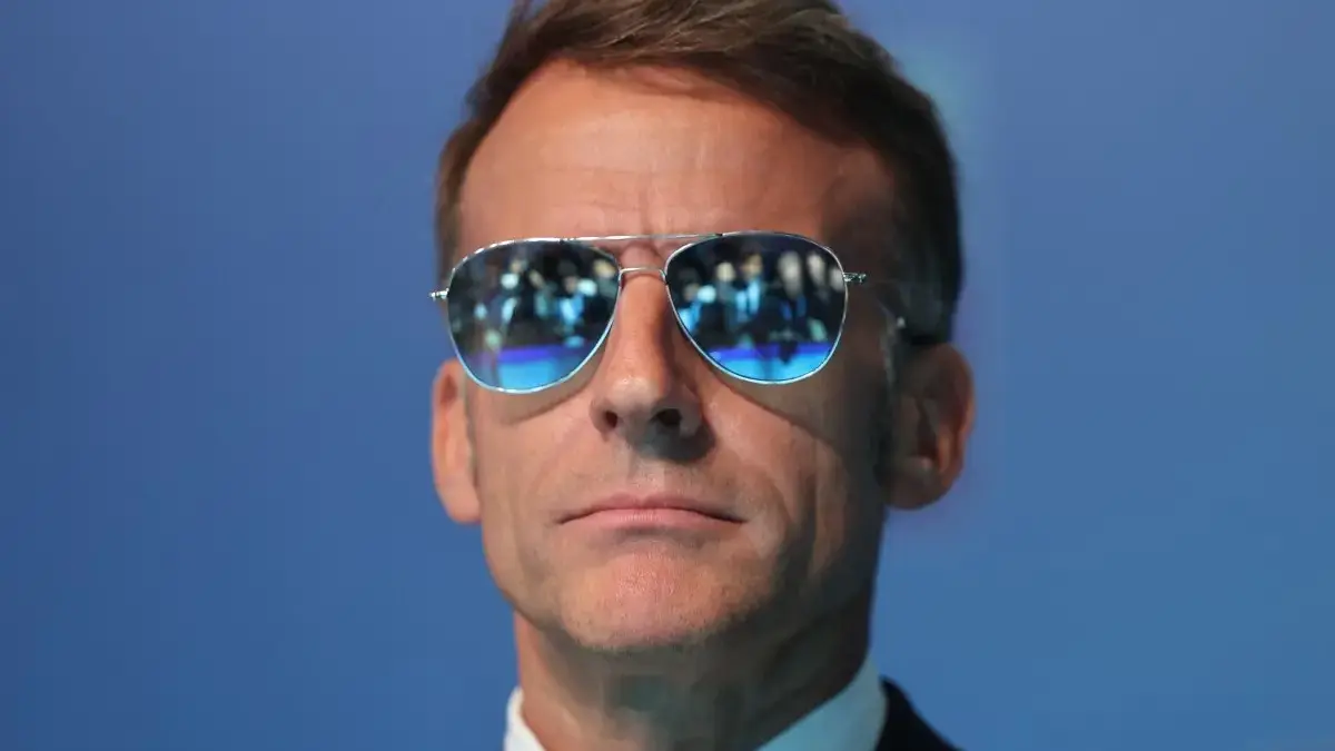 Macron neden güneş gözlüğü takıyor? Zirve boyunca çıkarmadı...