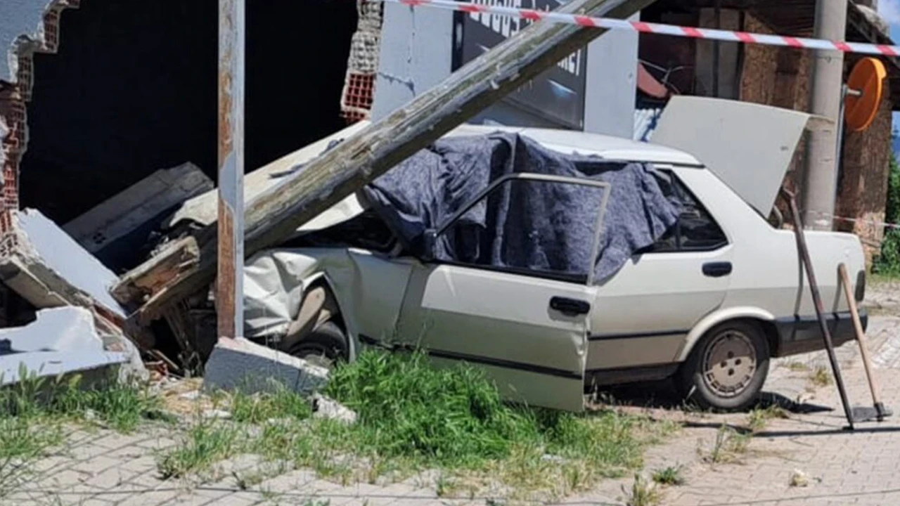 Denizli'de duvara çarpan otomobildeki yaşlı çift öldü