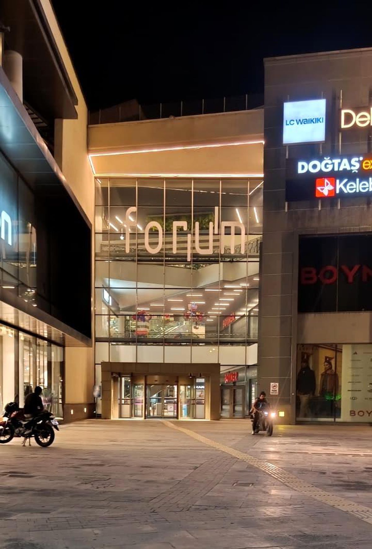 Forum Kayseri önünde bıçaklı kavga