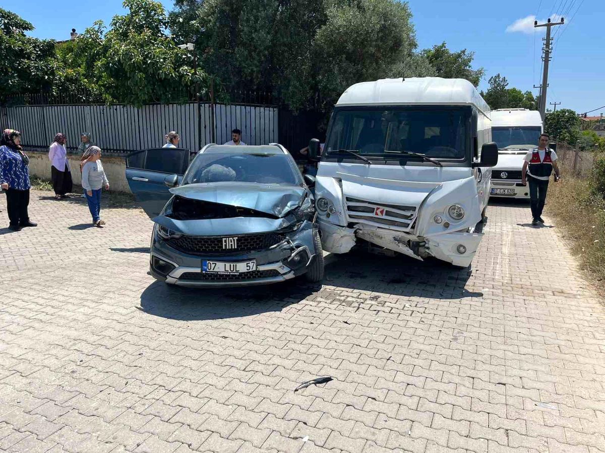Antalya'da okul servisi otomobille çarpıştı: 7'si anaokulu öğrencisi 9 yaralı