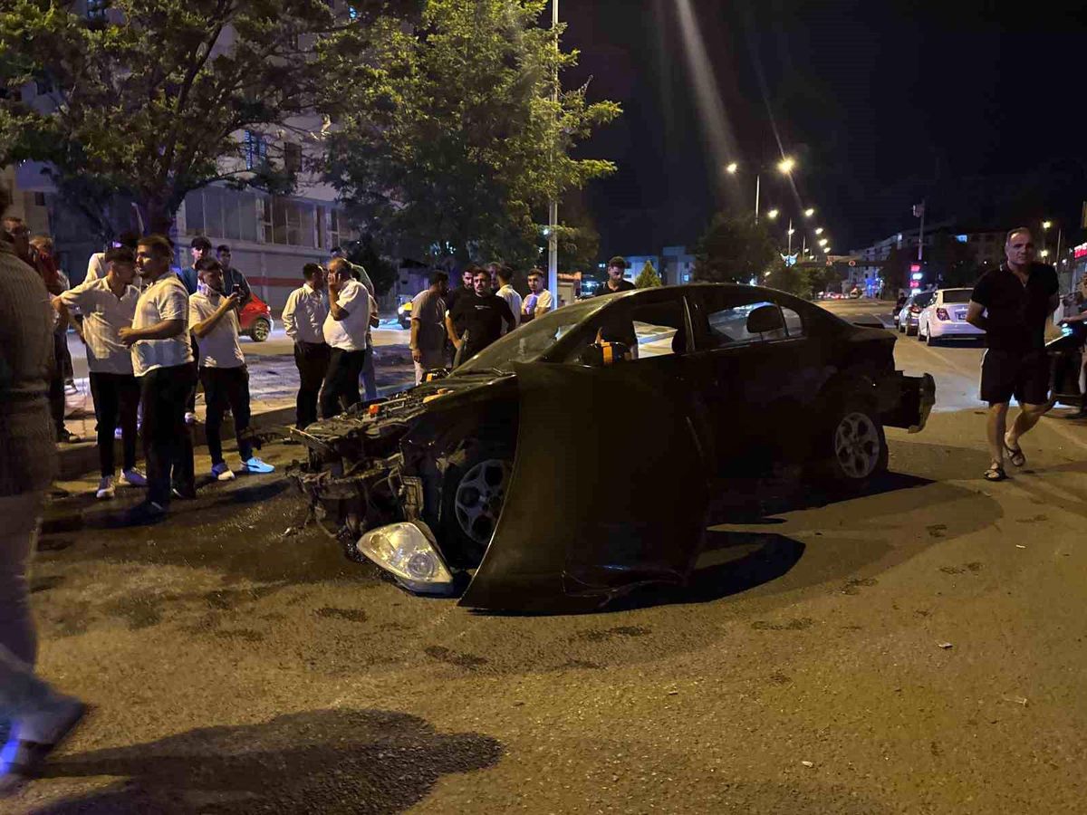 Iğdır'da otomobil aydınlatma direğine çarptı: 3 kişi yaralandı