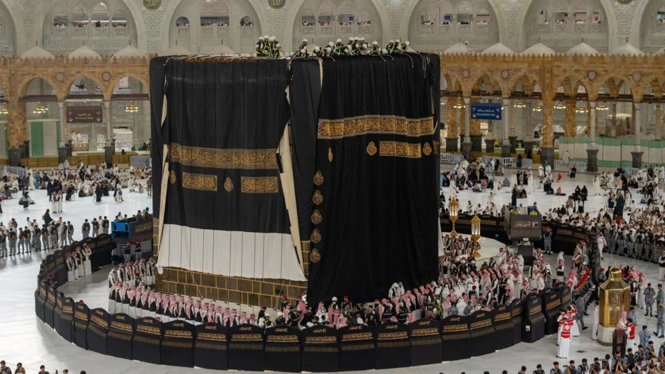 Kâbe’nin Yeni Örtüsü Serildi: 8 saatte özel olarak değiştirilen kisvenin işlenmesinde 60 kg saf gümüş ve 120 kg altın kaplama gümüş kullanıldı | GÜNDEM HABERLER
