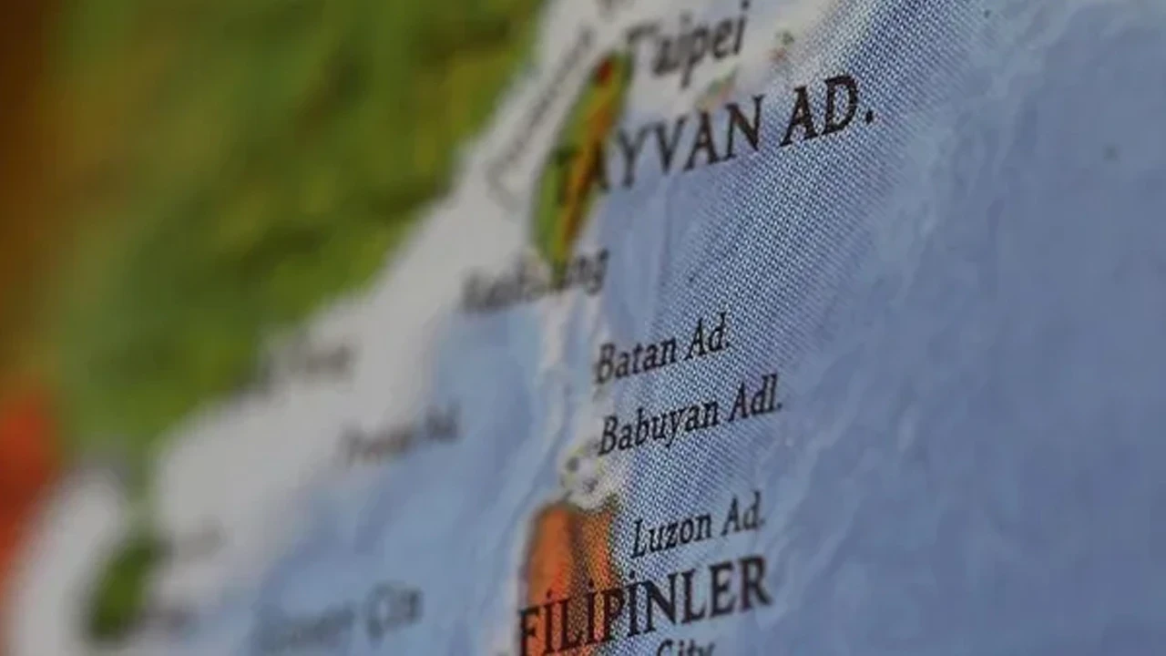 Filipinler’den Çin’e net çağrı: Scarborough Sığı’ndaki yüzen platformu derhal kaldırın
