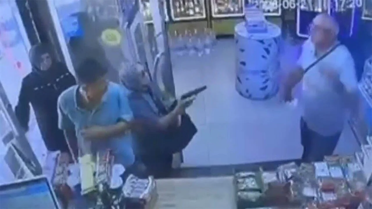 Silah tutukluk yapınca kocasını vuramadı, kafasını yardı