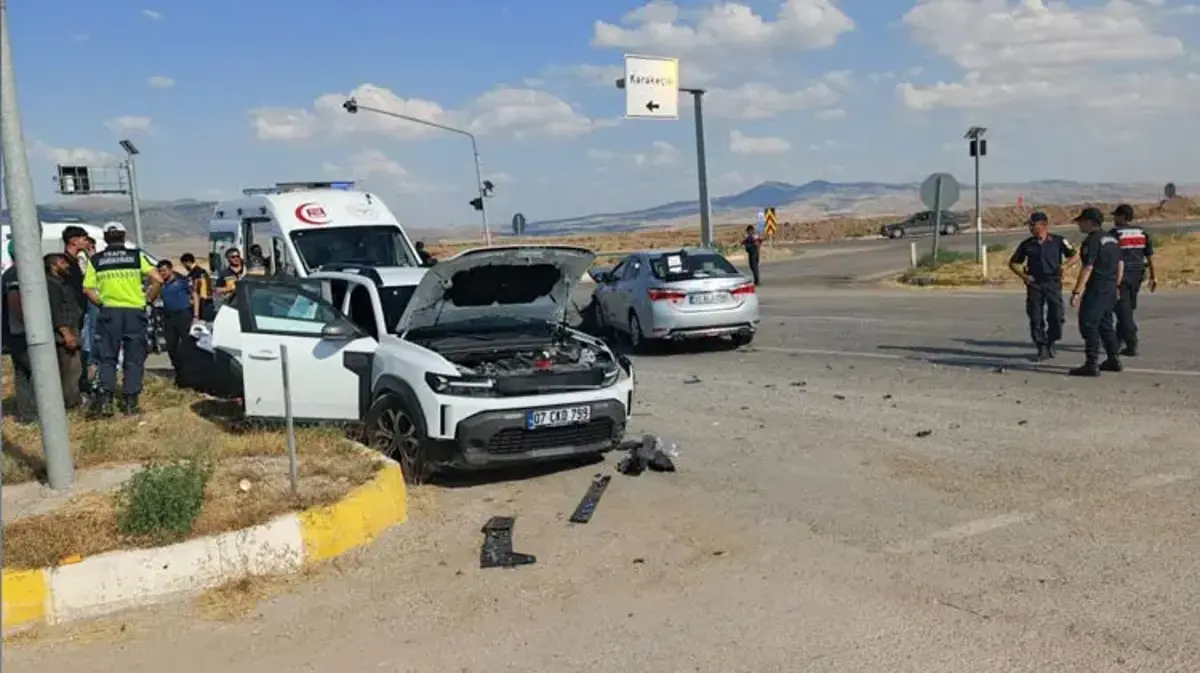 Kırıkkale'de iki otomobil çarpıştı 6 kişi yaralandı