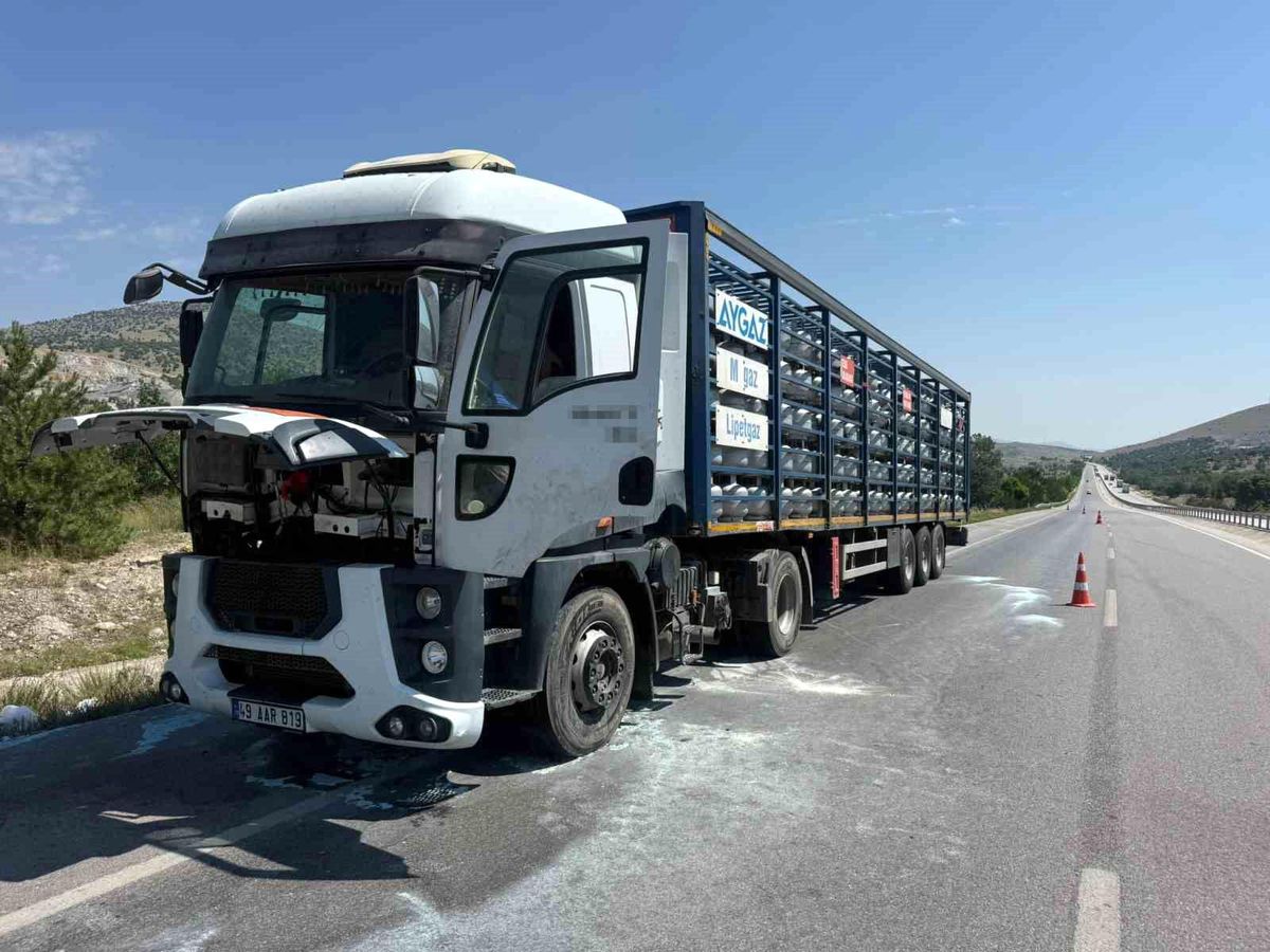 Afyonkarahisar'da Aygaz marka tüp yüklü tırın motorunda yangın