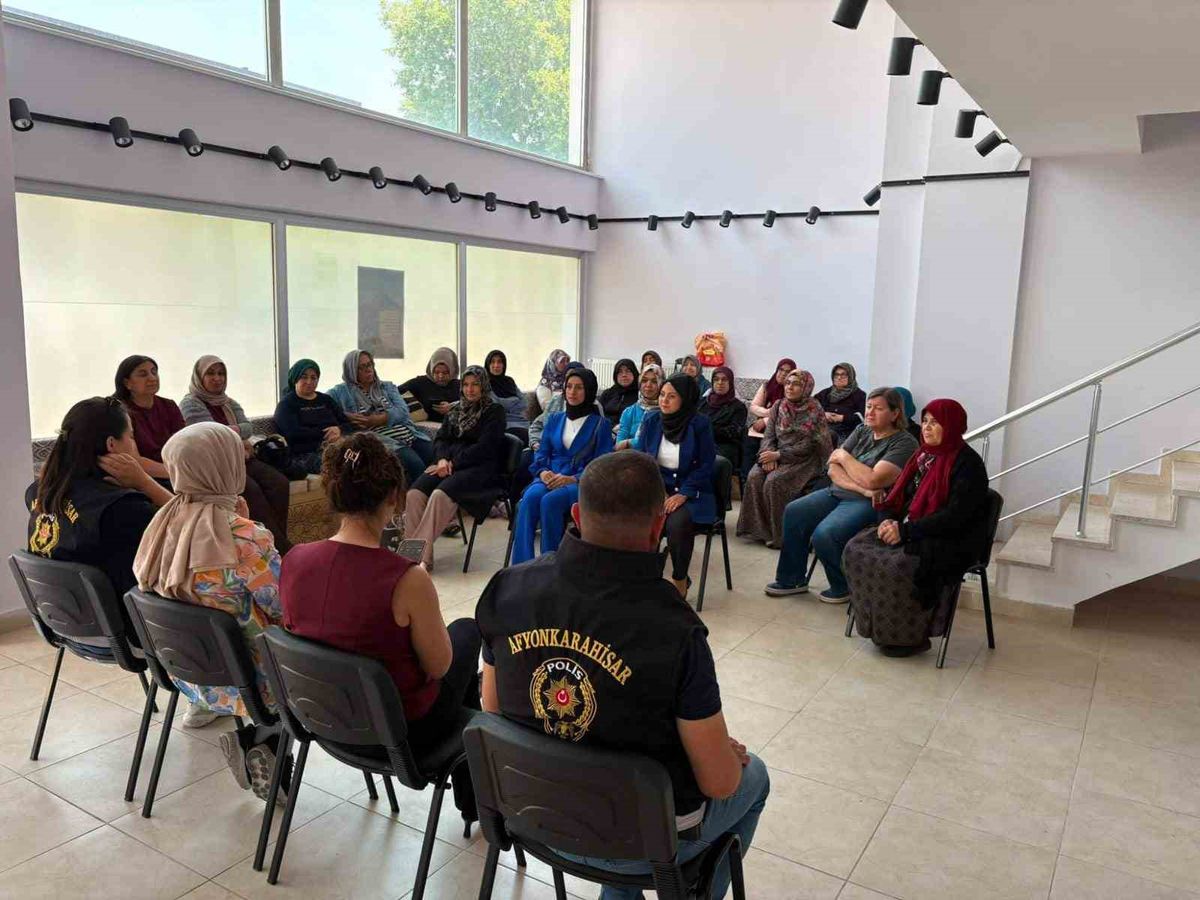 Afyonkarahisar’da kadın kursiyerlere KADES ve ŞÖNİM bilgilendirmesi
