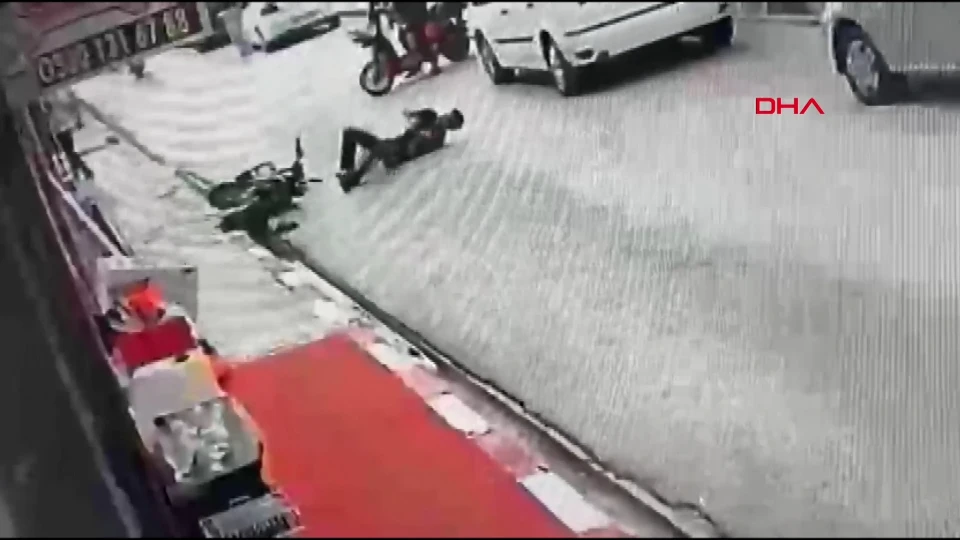 Adana'da seyir halindeki motosikletin sürücüsü fenalaşıp düştü