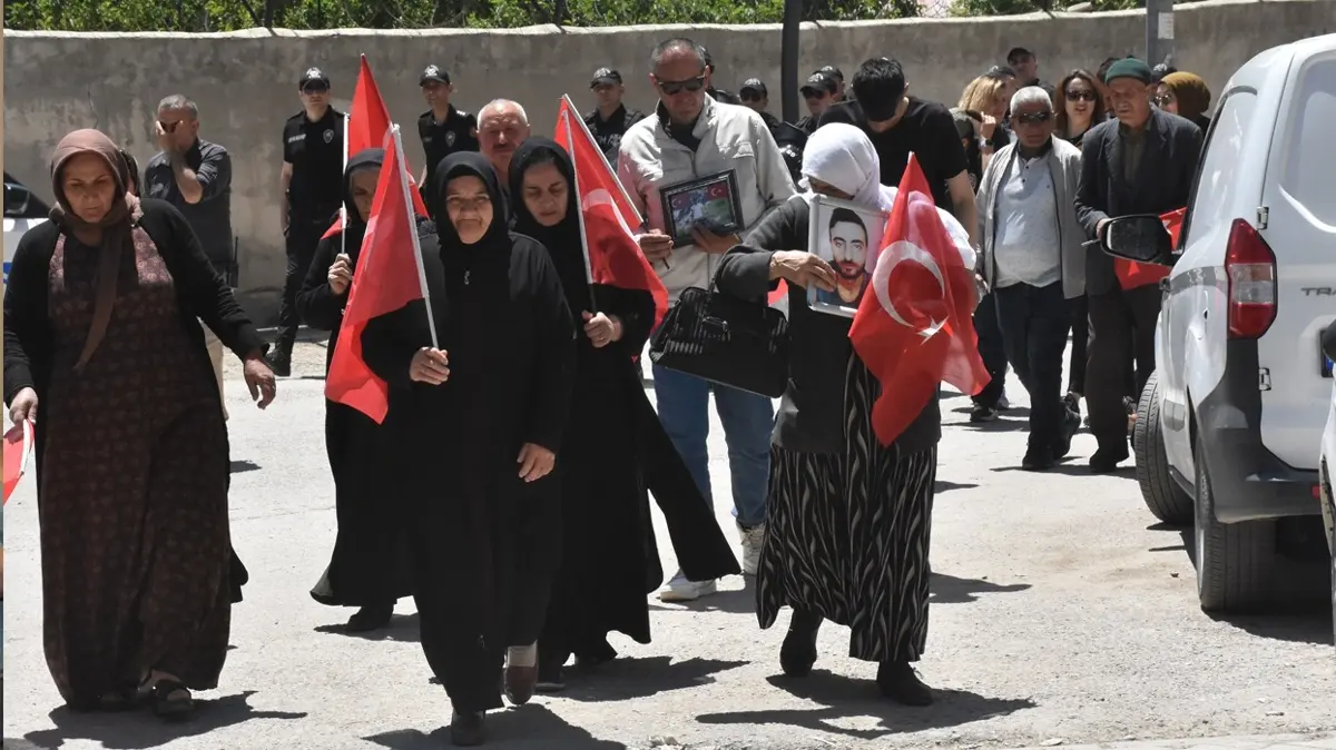 Vanlı ailelerin mücadelesi sürüyor: Kardeşimi kandırıp götürdüler
