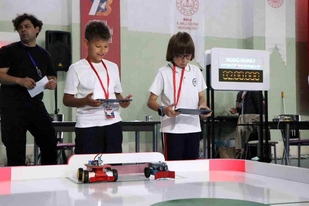 Bolu'da öğrenciler tasarladıkları mini robotlarla yarıştı