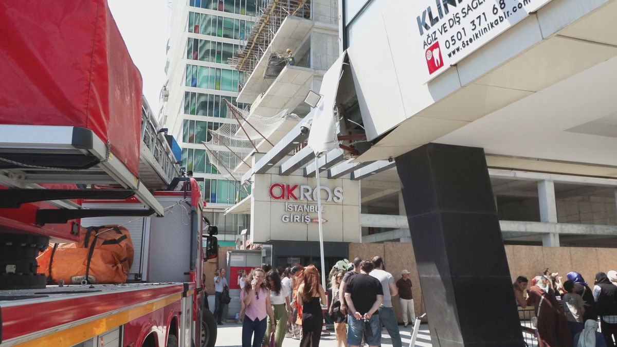 Esenyurt'ta 18 katlı rezidansın 13'üncü katında yangın çıktı