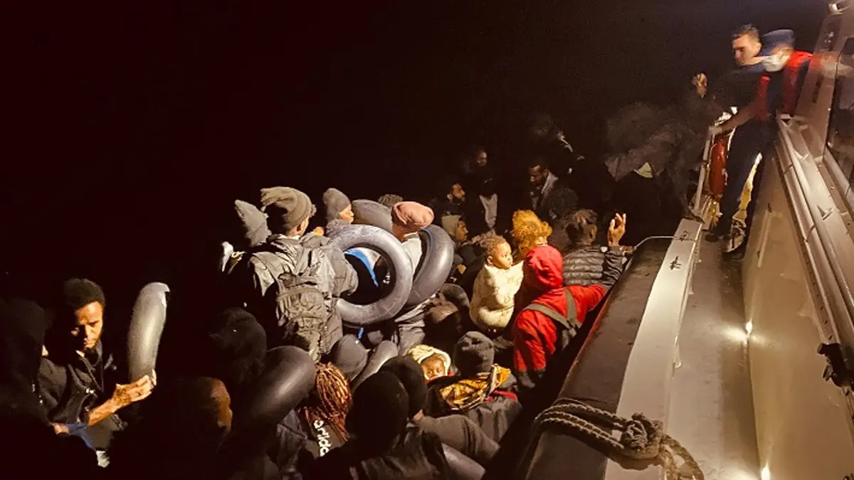 İzmir açıklarında 59 düzensiz göçmen yakalandı