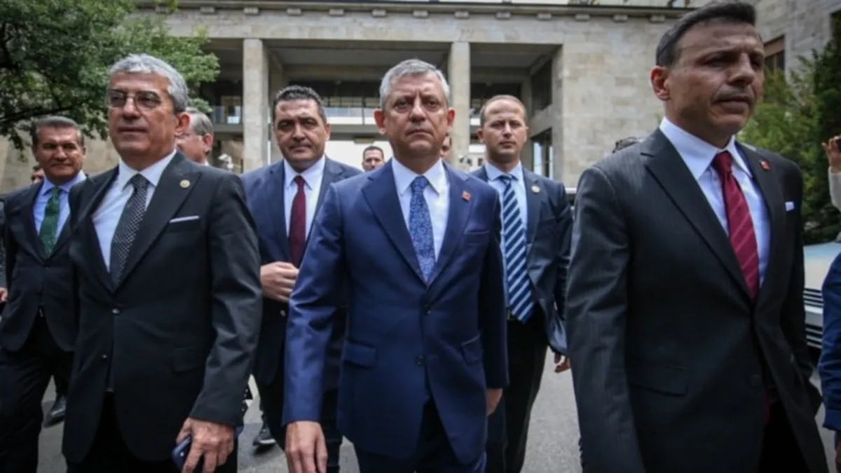 Özgür Özel cephesi CHP'de ilk Parti Meclisi'ni bölüyor! 28 üyeden toplu istifa kararı