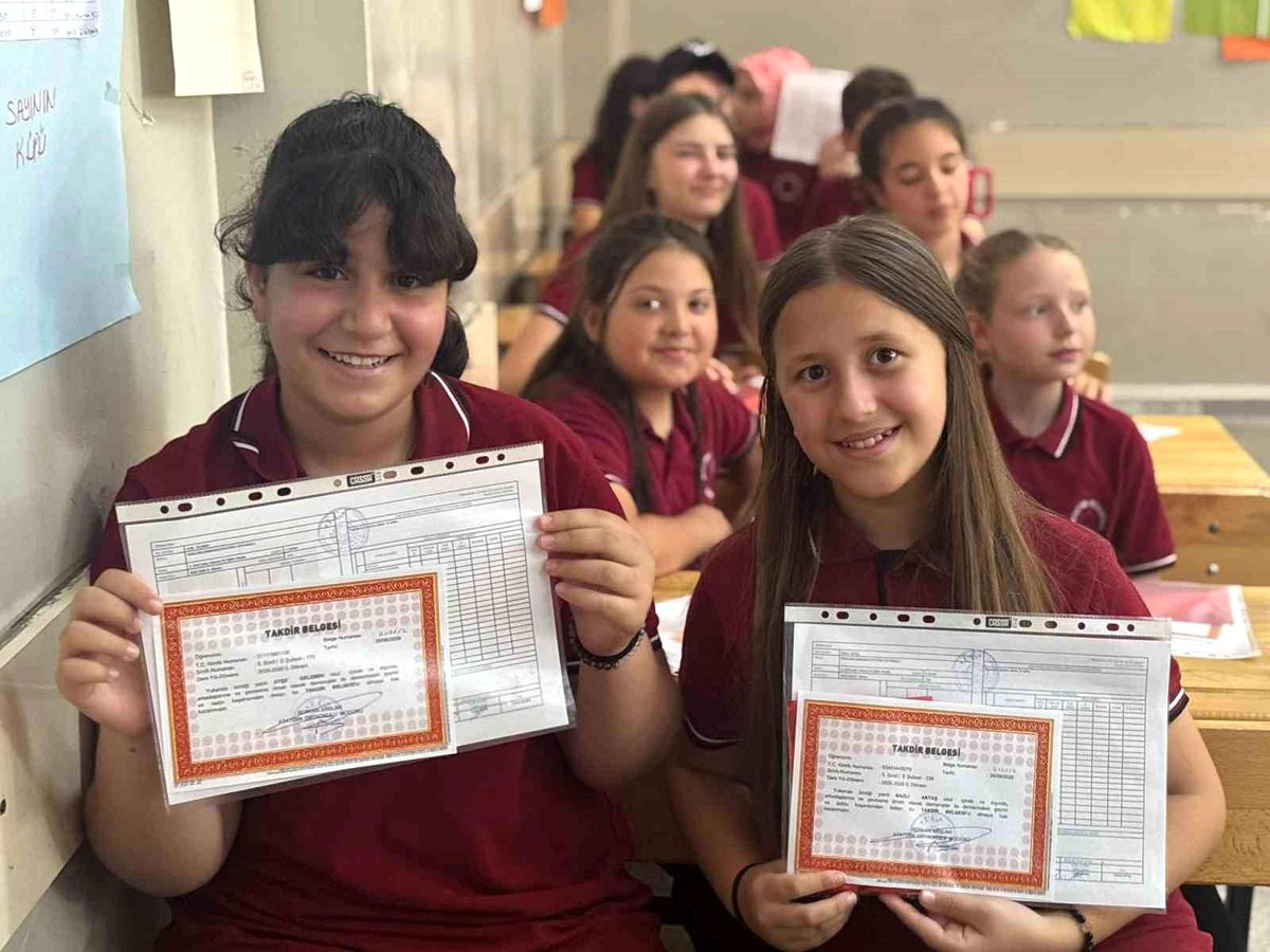 Kırklareli'de 53 bin 822 öğrenci karne heyecanı yaşadı
