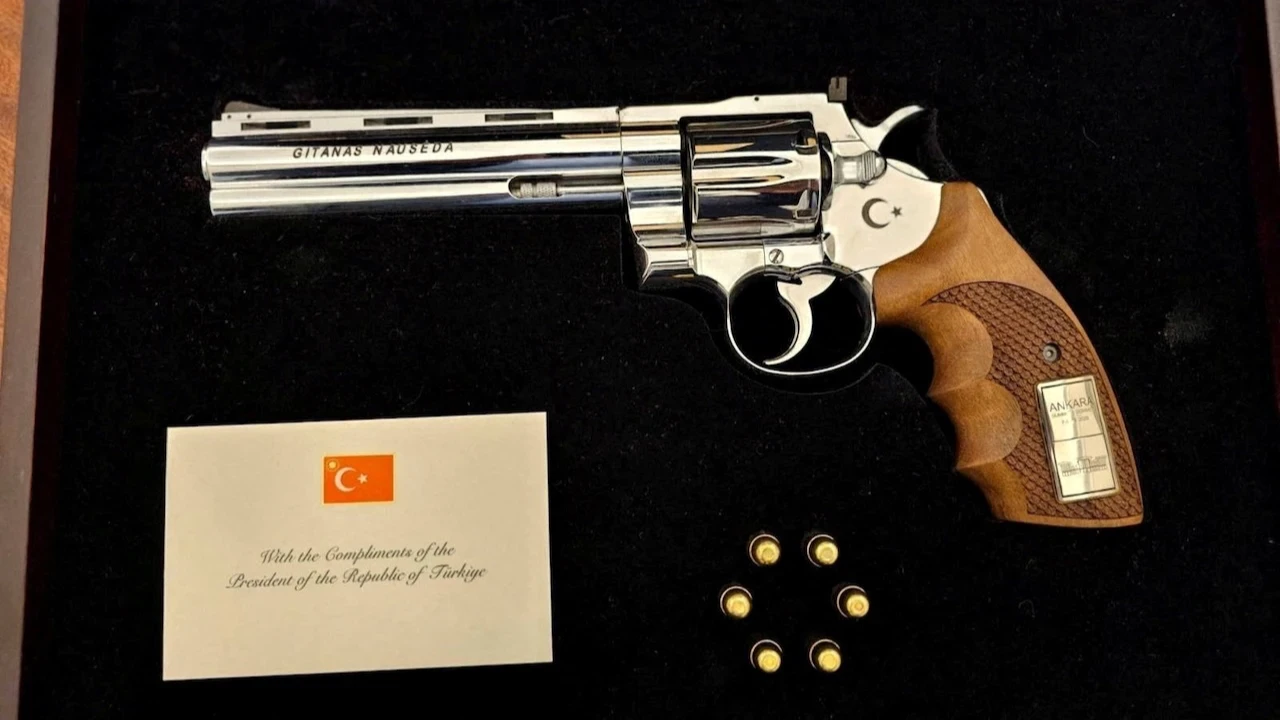 Liderlere hediye edilen tabancalar ortaya çıktı