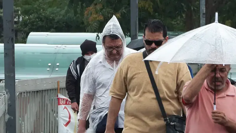 İstanbul'da yağmura hazırlıksız yakalananlar, kapalı alanlara koştu