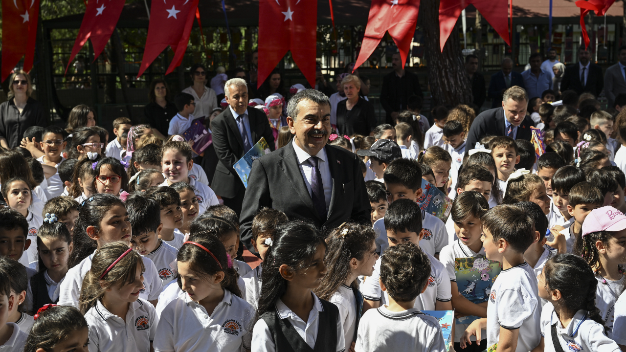 Bakan Tekin karne töreninde konuştu: Çocuklarımızın bol bol kitap okumalarını öneriyorum