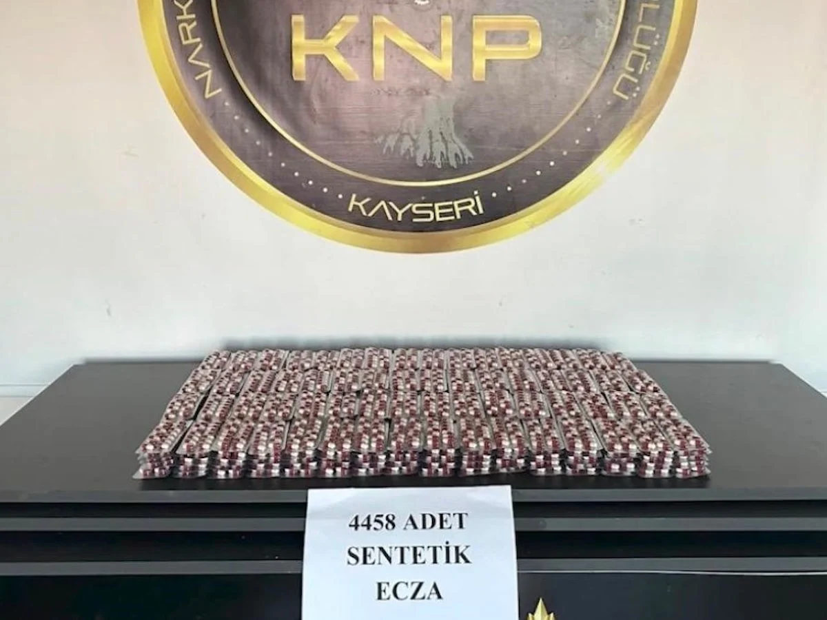 Kayseri’de aracın bagajından 4 bin 458 adet uyuşturucu hap çıktı