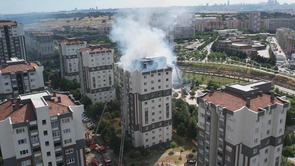 Küçükçekmece'de bina yangını